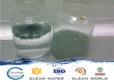 Pinte o produto químico do tratamento de águas residuais um espaço livre do agente líquido com luz - azul